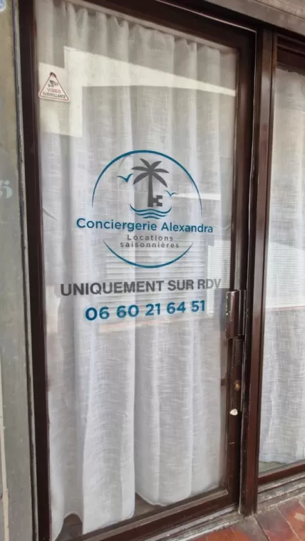 Réalisation d'autocollants de vitrine à Saint-Cyprien, Saint-Cyprien, Impulse Communication