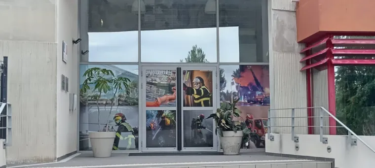 Impression et pose de microperforé pour les pompiers de Saint-Cyprien