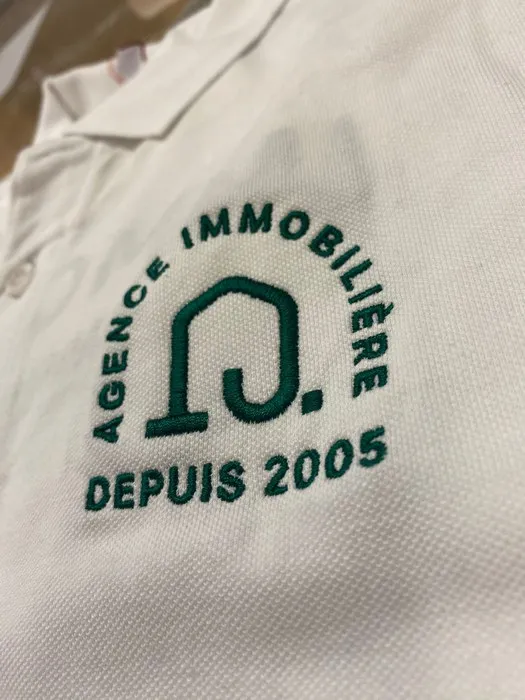 Broderie de logo sur polo pour une agence immobilière à Saint-Cyprien, Saint-Cyprien, Impulse Communication
